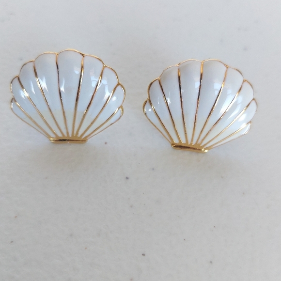 Vintage Monet Gold Trim Enamel Sea Shell Clip On Earrings From 1980’s - Picture 5 of 6